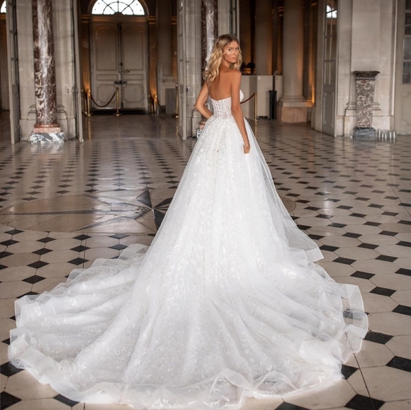 WEDDING DRESS - Picture 5 of 8